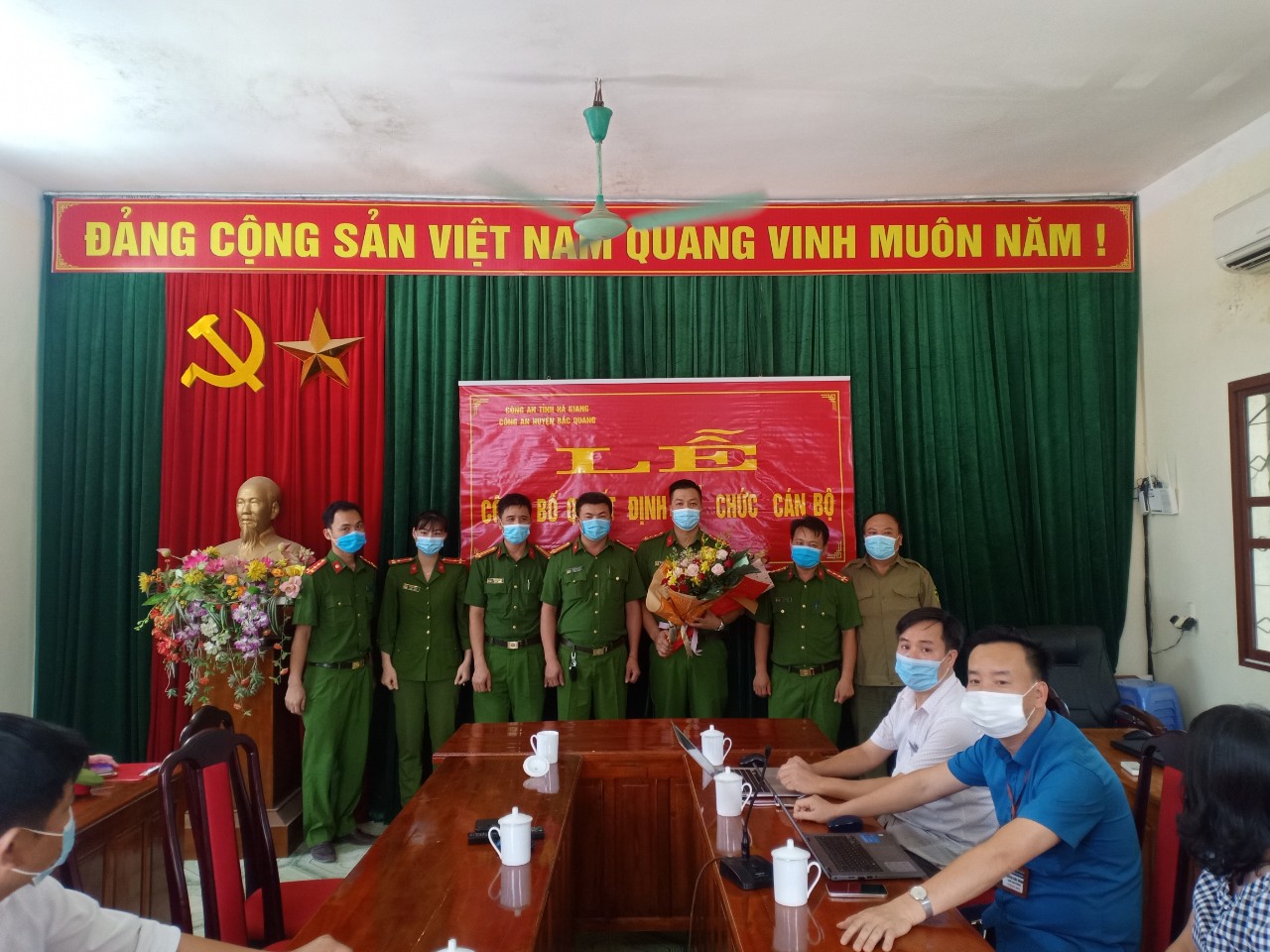 Lễ Công bố Quyết định công tác cán bộ đối với đồng chí Phó trưởng công an thị trấn Việt Quang
